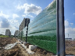 小草綠彩鋼瓦與藍(lán)色彩鋼瓦哪個(gè)好？【旭東圍擋】