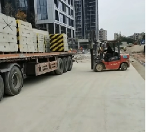 圍擋基礎(chǔ)塊與預(yù)制混凝土立柱相比有什么區(qū)別？【旭東圍擋】