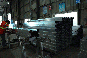 鋼圍擋生產(chǎn)流程大揭秘：10余道工序，鑄就工地安全防線